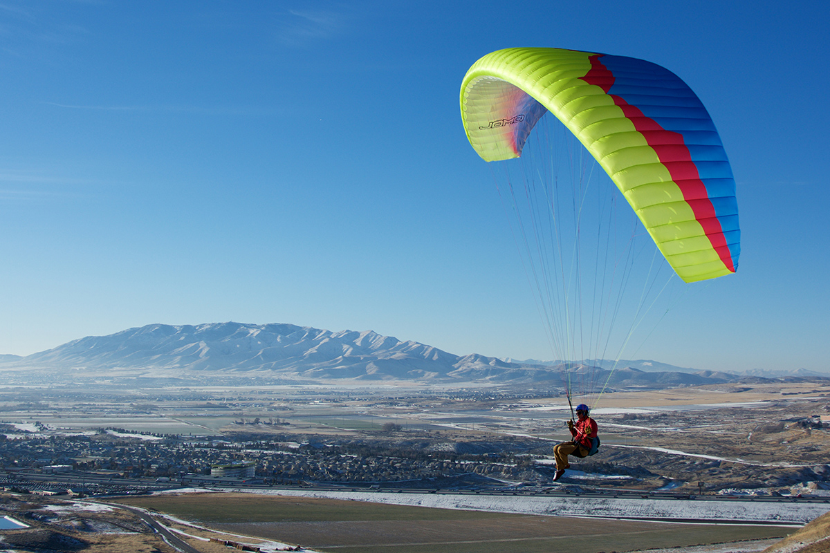 Параплан погода в окуловке. Шапка Ozone Paragliding. Параплан. Белый параплан. Параплан для начинающих.